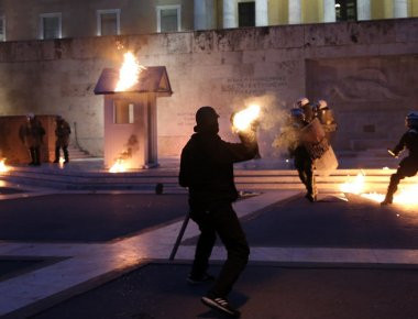Xημικά και μολότοφ έξω από την Βουλή - Εσπασαν με βαριοπούλες φυλάκιο (βίντεο)